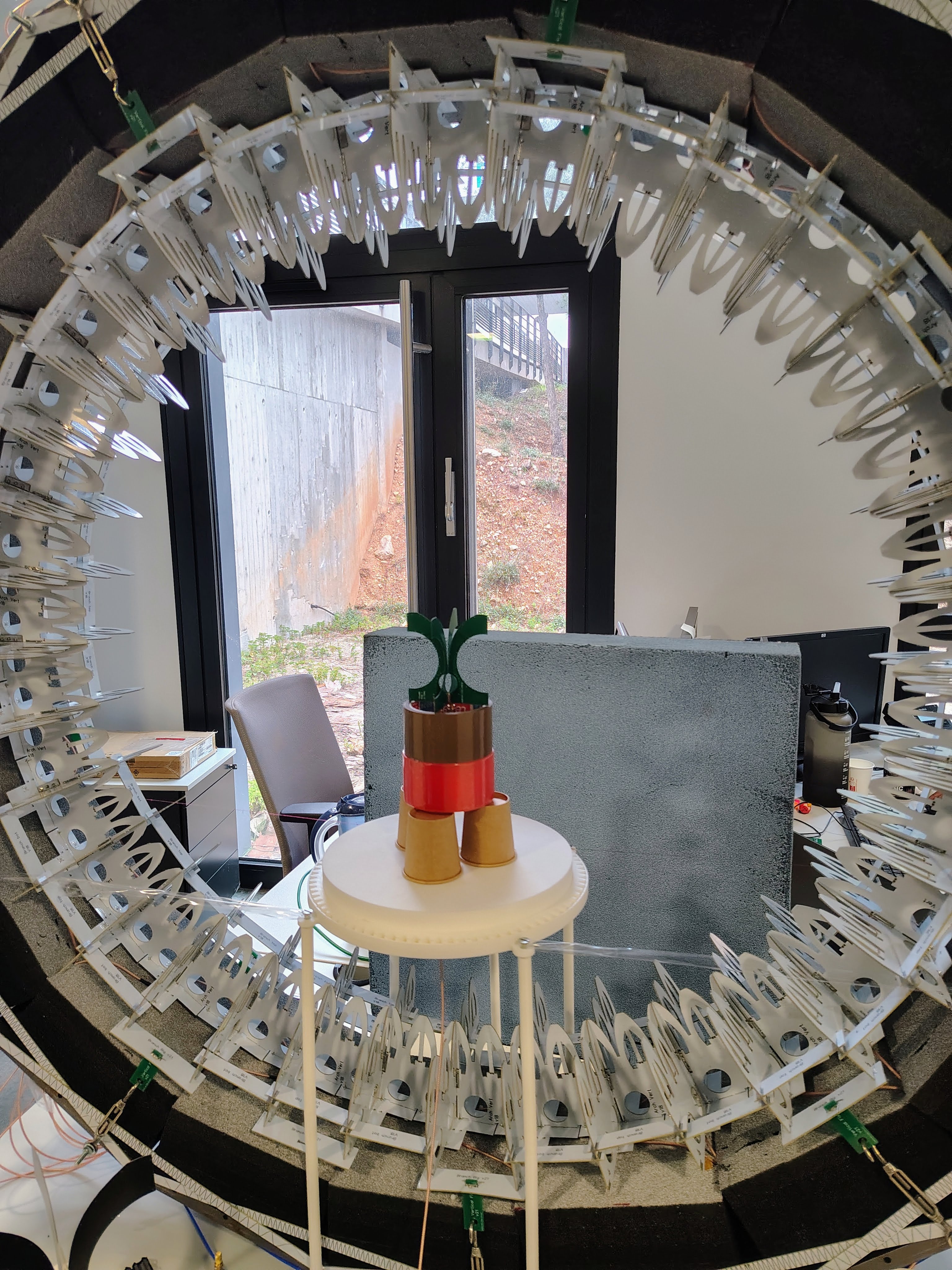 Experimental spherical antenna measurement arch with fiber optic feeding