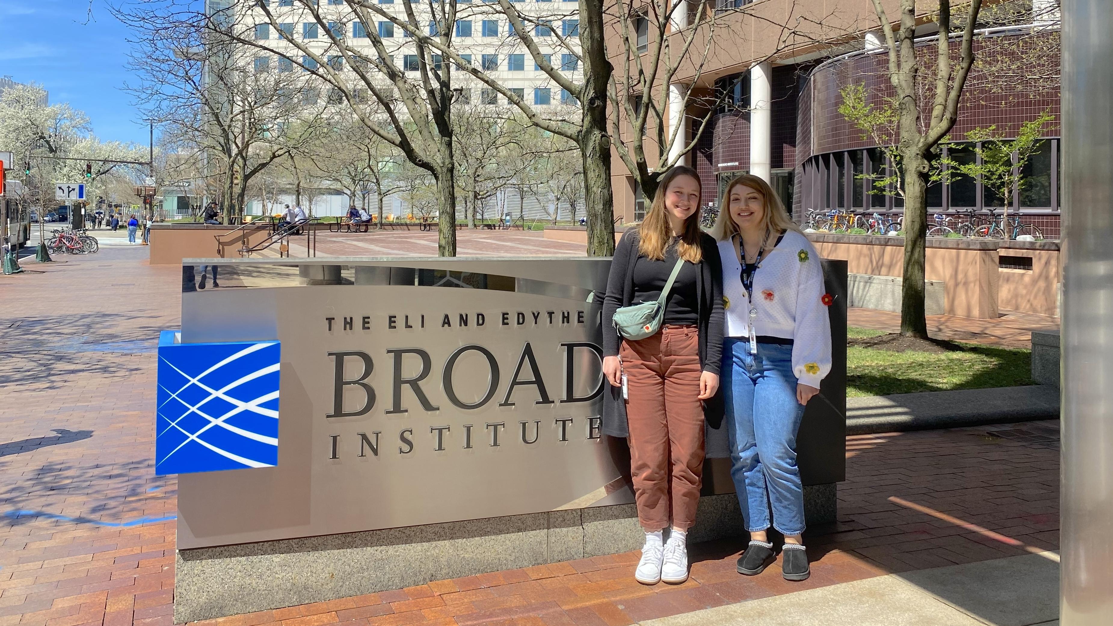 Jess Ewald et Mariam devant le Broad Institute